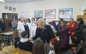 Ministrja Nikolla ndjek një orë mësimi në klasën e parë