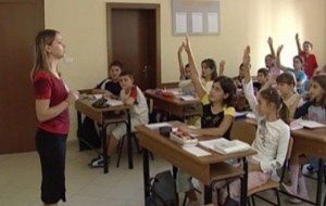 Adoleshentët shqiptarë të lumtur në bankat e shkollës 