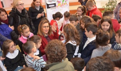 Denata Toçe flet hapur me nxënësit në “Shkollën e Kuqe”