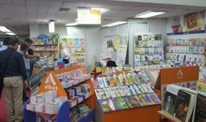Panairi i Librit, takohemi në stendën e Albas në Prishtinë