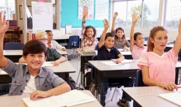 A duhet ta ngrejnë dorën nxënësit përpara se të flasin?