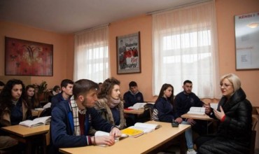 Ministrja Nikolla viziton shkollat në Shkodër