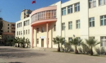 Zjarr në shkollën “Emin Duraku”, pezullohet mësimi