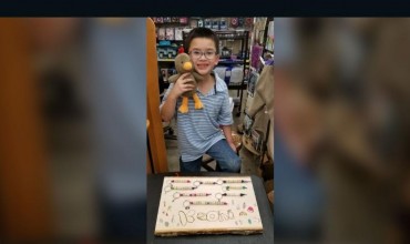 Një tetë vjeçar paguan drekën për të gjithë bashkëmoshatarët e tij, duke shitur byzylykë të bërë vetë