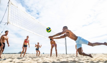 Volejbolli, sporti që ju dhuron argëtim pafund në plazh