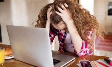 Flet psikologia Rezarta Kordalli: Ja si mund ta kuptoni nëse fëmija juaj po bullizohet në internet