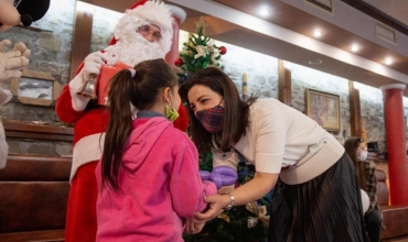 Festa e Krishtlindjeve dhe Vitit të Ri me fëmijët jetimë të Elbasanit, traditë që vazhdon çdo vit
