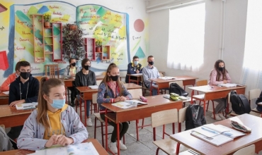 Maturantët rikthehen në shkolla, Ministrja Kushi: Jemi të përgatitur sipas të gjitha protokolleve 