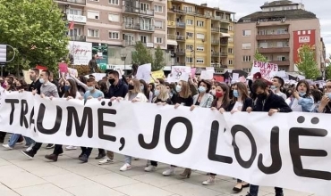 Nxënësit e Kosovës në protestë kundër abuzimeve seksuale në shkolla: Traumë, jo lojë fëmijësh!