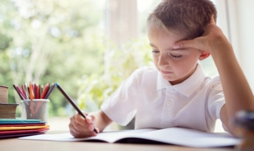 Strategji për të ndihmuar fëmijën të bëjë detyrat e shtëpisë gjatë verës
