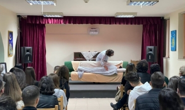 Romani “Shpresa më e madhe” nën interpretimin teatror të nxënësve të shkollës “Qemal Stafa”
