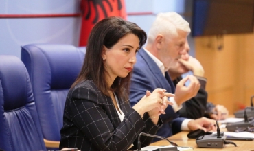 Ministrja Kushi: Drejtori në Pogradec do përgjigjet para drejtësisë, masa drastike për çdo rast tjetër abuzimi me nxënësit 