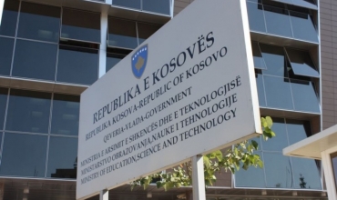Në Kosovë periudha e parë e vitit shkollor përfundon më 30 dhjetor 2021, ndërsa e dyta fillon më 10 janar 2022