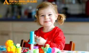 Si të ndihmoni fëmijën në parashkollor të mësohet ta dëgjojë edukatoren