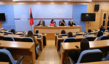 Ministrja Kushi prezanton Rregulloren e Maturës Shtetërore 2022 me një grup maturantësh 