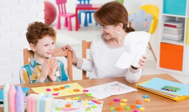 Strategji të sjelljes për t'u zbatuar me fëmijët me çrregullim të  spektrit të autizmit, në klasë dhe në shtëpi
