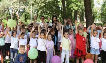 Ministrja Kushi uron fëmijët për 1 qershor, por ka një apel edhe për mësuesit...