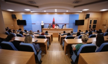 Dy ditë para provimeve të Maturës Shtetërore, Ministrja Kushi vijon takimet me maturantë të rretheve