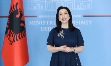 Urimet dhe mesazhet e ministres Evis Kushi për maturantët 