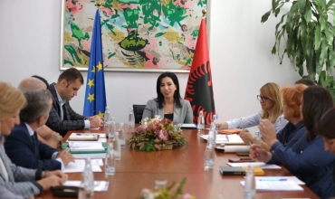 Dialogu me Sindikatën e Pedagogëve/ Ministrja Kushi propozon politikë pagash bazuar në performancë