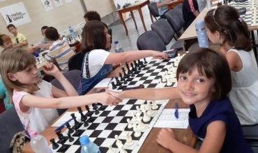 Anja Çota, nxënësja e vogël dhe e mençur e shahut  