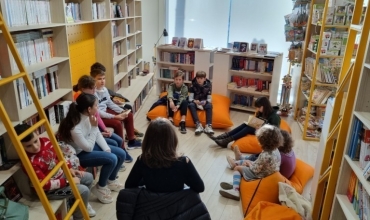 Klubi i leximit për fëmijë zhvilloi takimin e parë të këtij viti me librin “Aventurat e Dinpakut dhe të shokëve të tij”