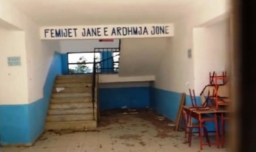 Shkolla e fshatit në Funarës të Librazhdit e shkatërruar, nxënësit mësojnë në ambientet e një lokali, pranë kanë bilardo