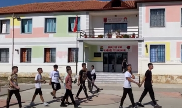 Fier/ Nxënësit romë nuk braktisin shkollën: Mësueset na edukojnë, transportin e kemi falas