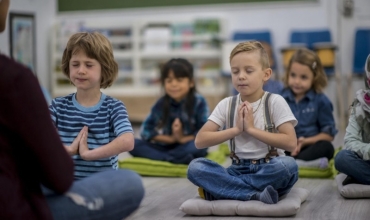 Përfitimet e meditimit në klasë: Rritje e produktivitetit dhe zvogëlim i stresit te nxënësit