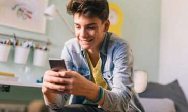 Tri mënyra si ta ndihmoni fëmijën tuaj adoleshent të menaxhojë kohën para ekranit