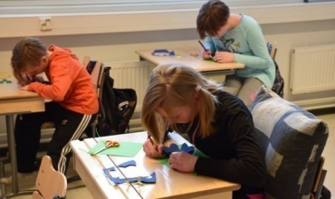 Shkollat në Finlandë rikthejnë librat dhe fletorët në klasë, balancim me teknologjinë