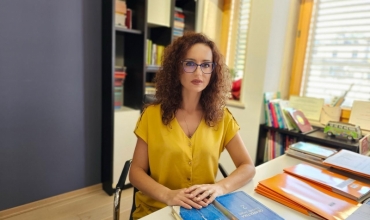 Sevi Agolli: A janë të njëjtë përemrat “I TIJ” dhe “I VET”?