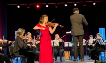Nxënësja Melisa Figuri magjeps Lezhën me performancën e saj në violinë