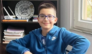 Njihuni me Bergin, lexuesin e vogël që leximin e sheh si superfuqi 
