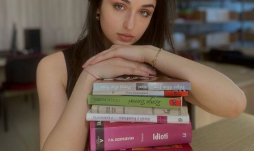 Ornela Sinameta: “Kësulëkuqja për të rritur”, një përrallë që të përplas me realitetin