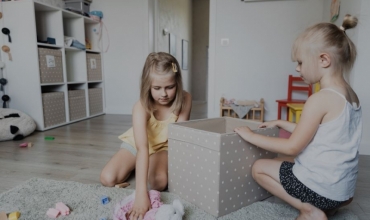Si t’i mbani fëmijët të angazhuar gjatë verës? Këshilla për prindërit që nuk kanë mundësi të qëndrojnë në shtëpi