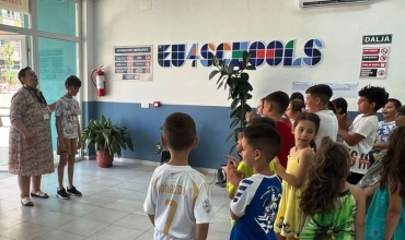 Intervistë/ Mësuesja Aida Haxhiu rrëfen eksperiencën e parë të një shkolle verore në “Eftali Koçi”