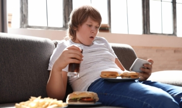 "Fastfood" dhe "Fastvideo", rreziku i dietave moderne për fëmijët tanë