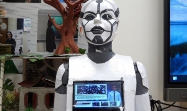 “Bam”, roboti që rrëfen historinë e gjimnazit "Qemal Stafa" në 100-vjetorin e tij