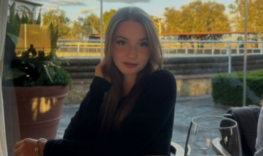 Nj&euml; nx&euml;n&euml;se q&euml; frym&euml;zon: Eseja e Amand&euml;s mbi librin e saj t&euml; par&euml;