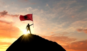 Patriotizmi performativ në shkollat shqiptare: një vështrim kritik mbi festat kombëtare dhe rolin e mësuesve