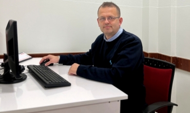 Evans Drishti: Mësuesi skenarist, regjisor, skenograf, aktor, muzikant, shkrimtar, stilist, përveçse mësimdhënës… por përse i varfër ekonomikisht?