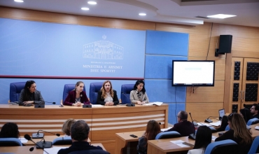 Kumbaro: Kur prind&euml;rit dhe m&euml;suesit flasin t&euml; nj&euml;jt&euml;n gjuh&euml;, f&euml;mij&euml;t jan&euml; m&euml; t&euml; sigurt