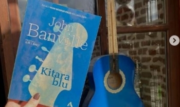 "Kitara blu" e Xhon Banvill, romani m&euml; i mir&euml; i vitit 2025 sipas Xhoina Salaj 