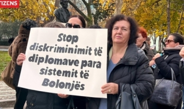 M&euml;suesit n&euml; protest&euml;: &ldquo;Diferencimi n&euml; rroga dhe mungesa e pag&euml;s s&euml; 13-t&euml; po cenojn&euml; dinjitetin&rdquo;