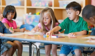 Si aft&euml;sit&euml; sociale n&euml; kopsht parashikojn&euml; suksesin e f&euml;mij&euml;ve