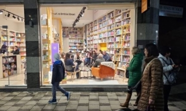 Akademiku Artan Fuga pas takimit n&euml; Klubin e Librit ALBAS: Let&euml;rsia mes libraris&euml;, lexuesve dhe qytetit