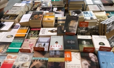 7 Marsi, disa libra artistik&euml; q&euml; mund t&rsquo;ia dhuroni m&euml;suesve