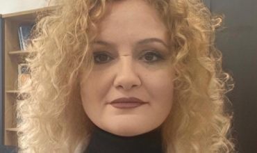  Manushaqe Hoxha La&ccedil;i: M&euml;suesi, amortizatori i heshtur i p&euml;rplasjeve t&euml; shoq&euml;ris&euml;