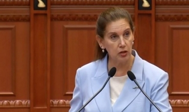 Kumbaro n&euml; Kuvend: Zgjidhet trajtimi financiar p&euml;r 6.761 m&euml;sues t&euml; pun&euml;suar para 2017, nis edhe indeksimi i pagave